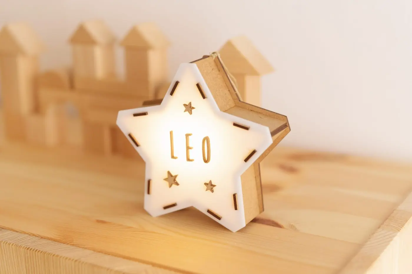 Estrella luminosa de madera y metacrilato con el nombre Leo grabado, de la colección myLOVIUS