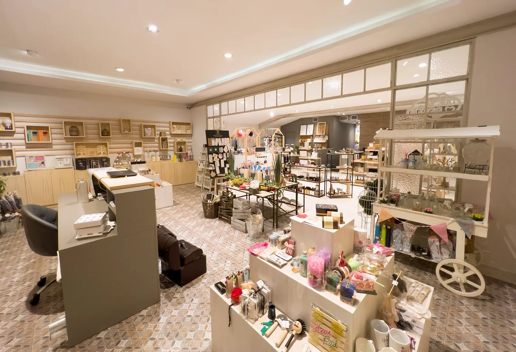 Interior de la tienda HAYLOVIU en Mérida, con mostrador, carrito de fiesta y mesas con detalles para bodas y celebraciones